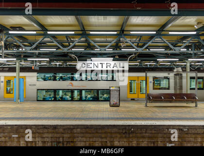 Fährt ein Zug zum Hauptbahnhof in Sydney bei Nacht Stockfoto