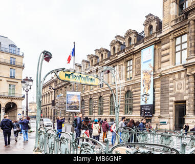 Pariser Metro U-Bahn Eintrag vor dem Louvre Museum. Palais Royal Musée du Louvre entfernt. Paris. Frankreich Stockfoto