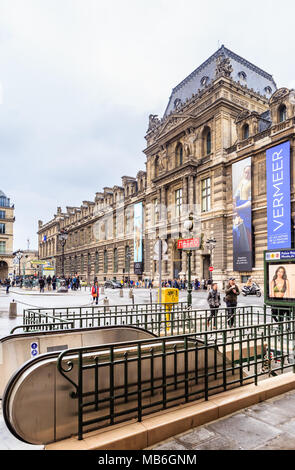 Pariser Metro U-Bahn Eintrag vor dem Louvre Museum. Palais Royal Musée du Louvre entfernt. Paris. Frankreich Stockfoto