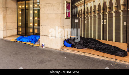 Die obdachlosen Clochard schläft direkt auf der Straße in der Nähe von Louvre der Antiquitätenhändler. Paris, Frankreich Stockfoto