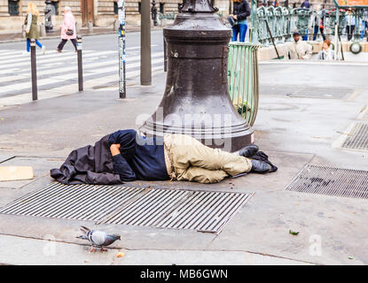 Die obdachlosen Clochard schläft direkt auf der Straße in der Nähe von Louvre. Paris, Frankreich Stockfoto