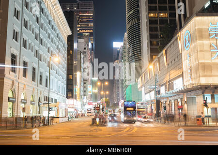 KOWLOON HONG KONG, September 20, 2017; Busse nad Autos in der Nacht lange Exposition der vorbeifahrenden Fahrzeuge auf der belebten Stadt Schnittpunkt von Nathan und Salisbur Stockfoto