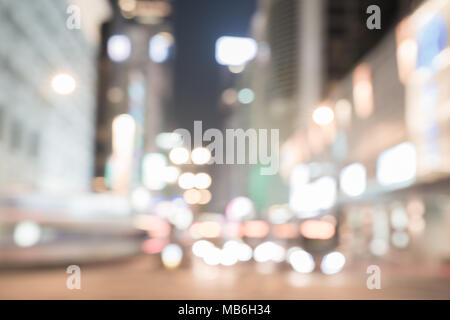 KOWLOON HONG KONG, September 20, 2017; Nacht lange Exposition der vorbeifahrenden Fahrzeuge auf der belebten Straße der Stadt. Stockfoto