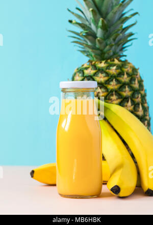 Ananas und Banane Saft oder Smoothie in botle. Natürliche organische Nahrung Stil. Stockfoto