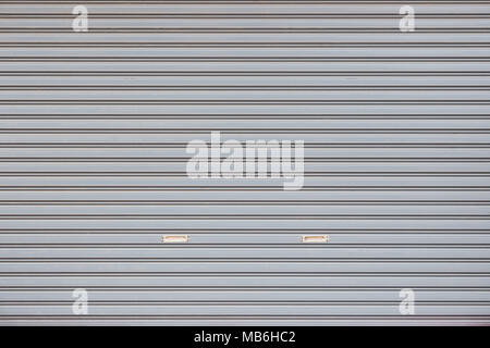 Full Frame Hintergrund eines geschlossenen Rolltor (oder Rolltore, Sektionaltore Sektionaltor, Rollen oder Walzen Garagentor). Stockfoto