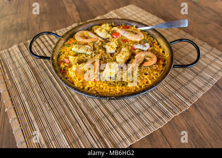 Paella spanische Küche in Skillet Stockfoto