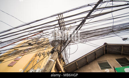 Stromleitungen in der Stadt. Transformatoren und Telefonleitungen gegen den Himmel. Stockfoto