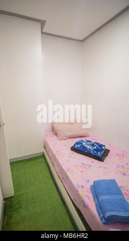 Budget Zimmer in einem asiatischen Herberge für ein Bett. Stockfoto
