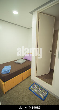 Budget Zimmer in einem asiatischen Herberge für ein Bett. Stockfoto