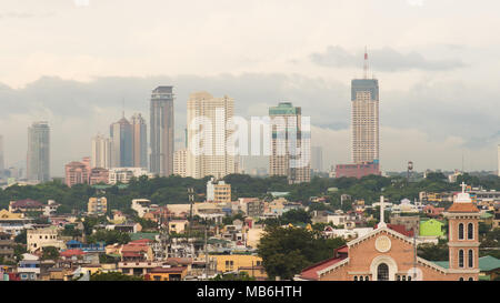 Manila Wolkenkratzer in den bewölkten Abend. Philippinen. Stockfoto