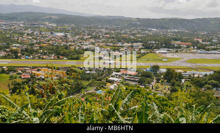 Panorama der Stadt Legazpi auf dem Hintergrund der Flughafen. Luzon, Philippinen. Stockfoto