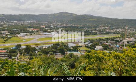 Panorama der Stadt Legazpi auf dem Hintergrund der Flughafen. Luzon, Philippinen. Stockfoto