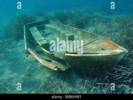 Ein kleines Boot Wrack unter Wasser auf dem Meeresboden mit Neptun Gras, Mittelmeer, Katalonien, Costa Brava, Spanien Stockfoto