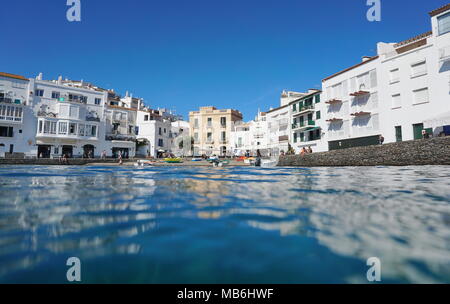 Gebäude am Wasser mit einem kleinen Strand in der Küstenstadt Cadaques, vom Wasser Oberfläche gesehen, Mittelmeer, Costa Brava, Spanien Stockfoto