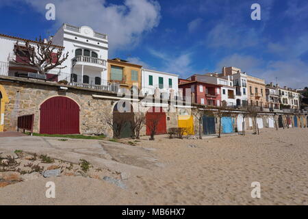 Farbige Türen aus Holz von Boot auf den Strand und die Häuser im Dorf von Calella de Palafrugell, Mittelmeer, Spanien, Costa Brava, Katalonien Stockfoto