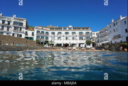 Waterfront Hotel mit Strand im Fischerdorf Cadaques, vom Wasser Oberfläche gesehen, Mittelmeer, Costa Brava, Katalonien, Spanien Stockfoto