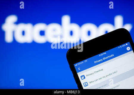 In einem Foto Illustration, ein Bild aus dem Facebook App auf dem iPhone vor einem Facebook Logo gesehen, 7. April 2018. Stockfoto