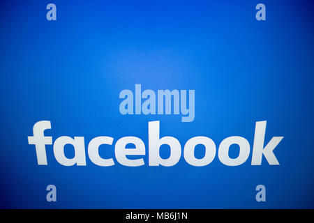 In einem Foto Illustration, die Facebook-Logo ist auf einem Bildschirm gesehen, 7. April 2018. Stockfoto