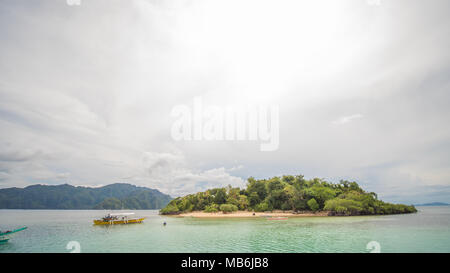 Ein touristenboot auf dem Hintergrund der Insel. CYC Strand. Coron. Palawan. Philippinen. Stockfoto