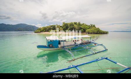 Ein touristenboot auf dem Hintergrund der Insel. CYC Strand. Coron. Palawan. Philippinen. Stockfoto