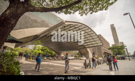 MANILA, Philippinen - November 28, 2017: Ayala Dreieck in Makati City, Metro Manila, Philippinen. Metro Manila ist eines der größten städtischen Gebieten in der Welt mit 24 Millionen Menschen. Stockfoto