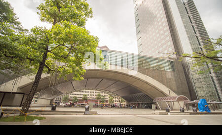 MANILA, Philippinen - November 28, 2017: Ayala Dreieck in Makati City, Metro Manila, Philippinen. Metro Manila ist eines der größten städtischen Gebieten in der Welt mit 24 Millionen Menschen. Stockfoto