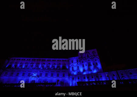 Palazzo Normanni leuchtet blau bei Licht, Blau, Veranstaltung in Solidarität mit Menschen mit Autismus in Unterstützung der Welt Autismus Tag in Palermo. Stockfoto