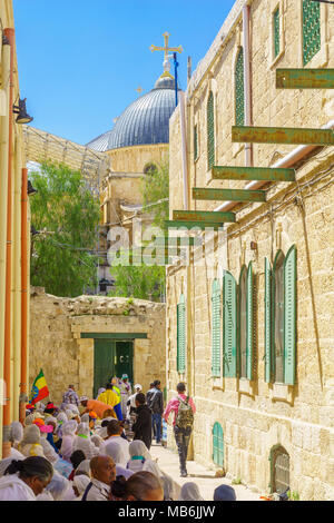 Jerusalem, Israel - 6. April 2018: Die orthodoxen Karfreitag Szene mit Pilgern aus Äthiopien und anderen Ländern, und die Kuppel der Kirche des Heiligen Stockfoto