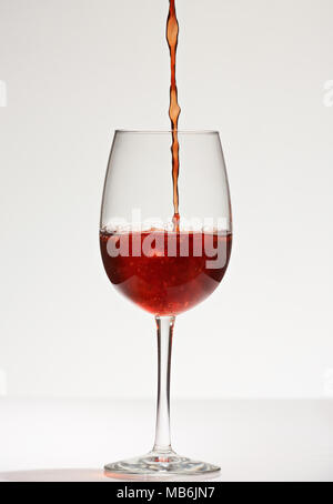 In der Nähe von Gießen Rotwein in Glas auf weißem Hintergrund Stockfoto