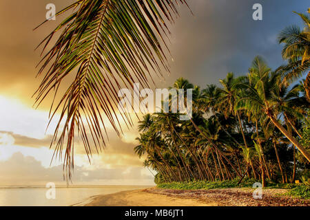 Bunte Sonnenaufgang am Strand in Lavena Dorf auf Taveuni Island, Fidschi. Taveuni ist die drittgrößte Insel in Fidschi. Stockfoto