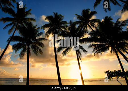 Bunte Sonnenaufgang am Strand in Lavena Dorf auf Taveuni Island, Fidschi. Taveuni ist die drittgrößte Insel in Fidschi. Stockfoto