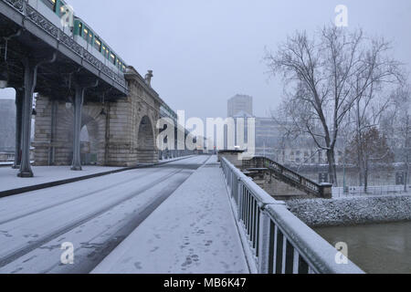 Paris unter Schnee, ein außergewöhnlicher Moment in der Stadt; niemand ist auf der Straße. Stockfoto