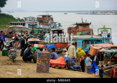 Lokale Leute, die in einem Lkw am Ayeyarwady Fluss Hafen in Mandalay, Myanmar. Ayeyarwady Fluss ist der grösste Fluss in Myanmar. Stockfoto