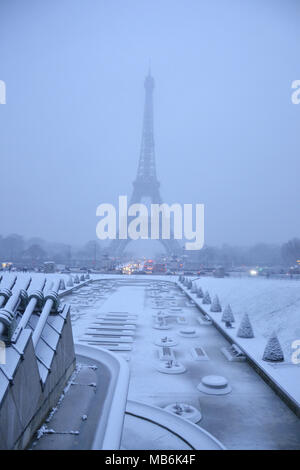 Paris unter Schnee, ein außergewöhnlicher Moment in der Stadt; niemand ist auf der Straße. Stockfoto