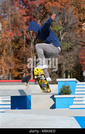 Ein junger Erwachsener skateboarder Fänge Luft durch einen Sprung am skateboard Park in Kennesaw GA am 24. November 2013. Stockfoto