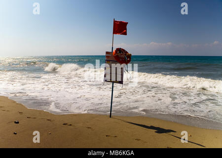 Rote Flagge am Strand, was bedeutet, dass Schwimmen gefährlich ist. Die Türkei. Stockfoto