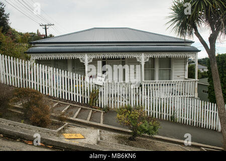 Haus auf Baldwin Street, der steilsten Strasse der Welt, Dunedin, Neuseeland Stockfoto