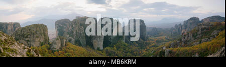 Blick auf die Meteora Felsenlandschaft und Klöster in Griechenland. Stockfoto