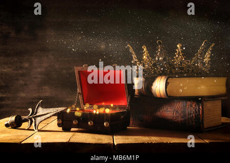 Low Key Bild der schönen Königin/König Krone. fantasy Mittelalter. Selektiver Fokus Stockfoto