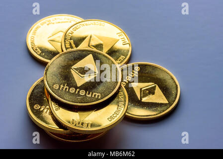 Golden bitcoin Münzen auf einem dunklen Hintergrund mit Euro Münzen. Virtuelle Währung. Crypto Währung. Neue virtuelle Geld. Lens flare Stockfoto