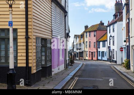 HASTINGS, Großbritannien - 5. APRIL 2018: Blick auf die ruhige Straße in der Küstenstadt Hastings mit traditionellen Haus. Hastings ist eine historische Stadt für die 10 bekannten Stockfoto