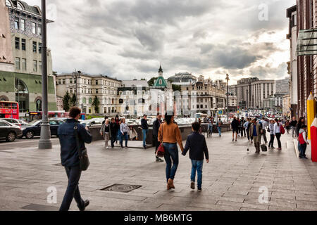 Moskau, Russische Föderation - 27. August 2017: Street View der Lubjanka Platz mit Eingang der Lubjanka metro Stockfoto