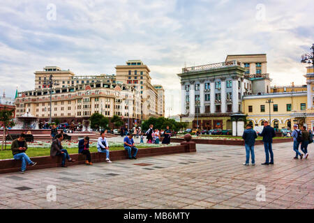 Moskau, Russische Föderation - 27. August 2017: Viele Touristen im Bolschoi-theater Suare an einem sonnigen Tag entspannen Stockfoto