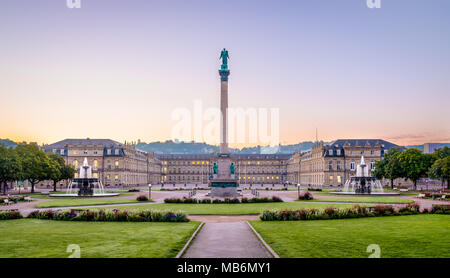 Schlossplatz Stuttgart am Morgen, symmetrische Ansicht von Königsbau mit Jubiläumssäule und das Neue Schloss (Neues Schloss) im Hintergrund. Stockfoto