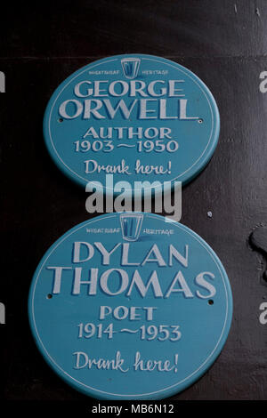 Gedenktafel an der Wand des Wheatsheaf Pub in Westminster, wo George Orwell und Dylan Thomas verwendet in den 40er Jahren in London, England, Großbritannien Stockfoto