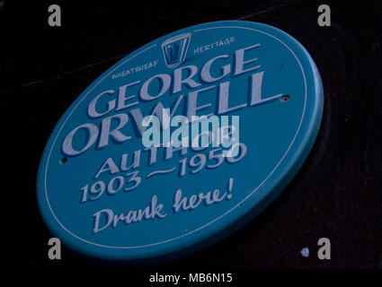 Gedenktafel an der Wand des Wheatsheaf Pub in Westminster, wo George Orwell verwendet in den 40er Jahren in London, England, Großbritannien Stockfoto