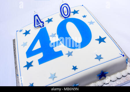 40. Weißer Geburtstagskuchen mit blauen Verzierungen Stockfoto