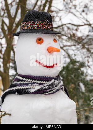 Ein Schneemann oder Snowwoman mit Hut und Schal Stockfoto