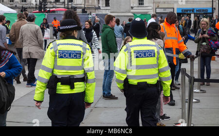 Ein Polizist und eine Polizistin (Bobbies) auf dem Beat am Trafalgar Square im Zentrum von London, England, Großbritannien Stockfoto