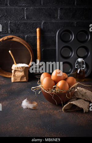 Frische rohe braune Eier in der Schale Stockfoto